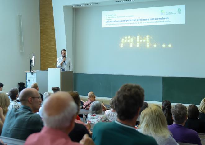 Foto von Dr. Jonas Fegert beim Vortrag