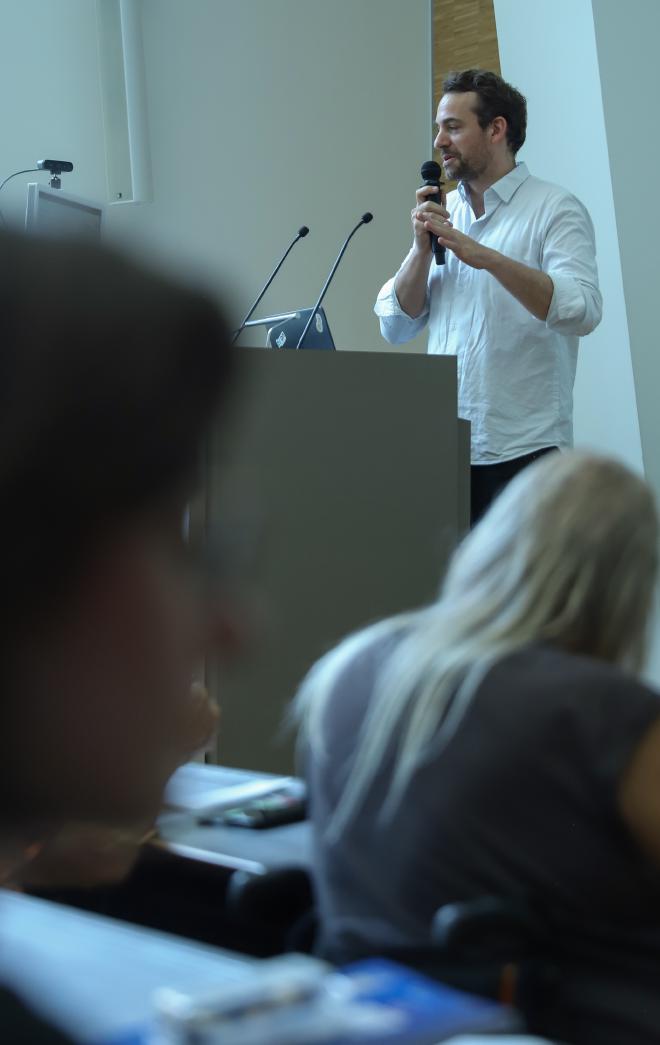 Foto von Dr. Jonas Fegert beim Vortrag